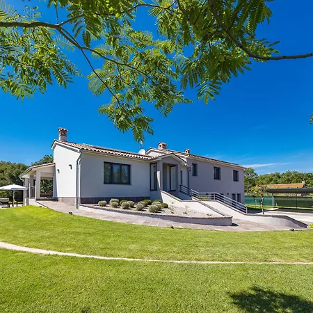 Villa Charming Monte Uliveto With Private Pool In Pula