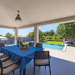 Charming Monte Uliveto With Private Pool In プーラ